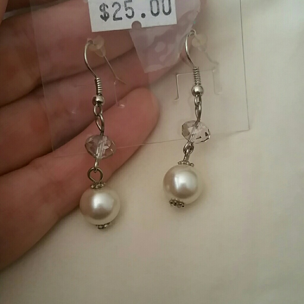 Gorgeous dangling fashion pearl earings!